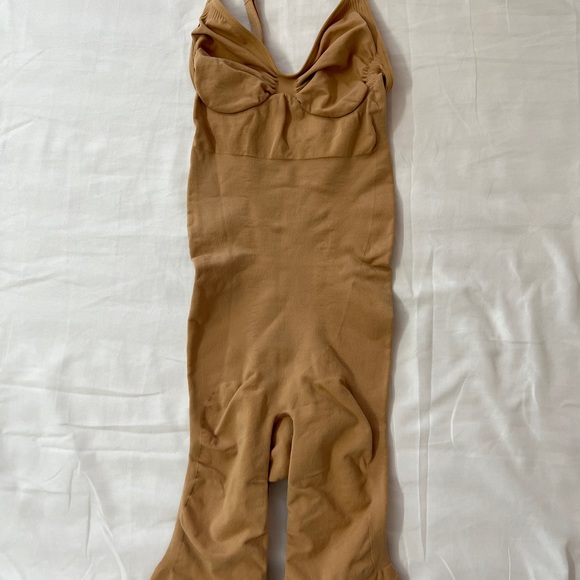SKIMS Other - SKIMS Sculpting Bodysuit Mid Thigh With Open Gusset Shapewear